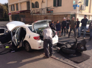  بالفيديو: الشرطة تحتجز 3 شبان وتجري تفتيشاً دقيقاً على مركبتهم وسط مدينة يافا